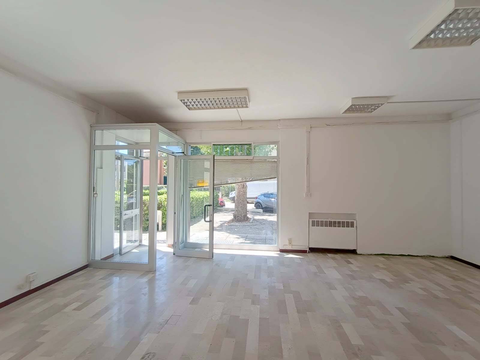 locale commerciale in vendita a Fano