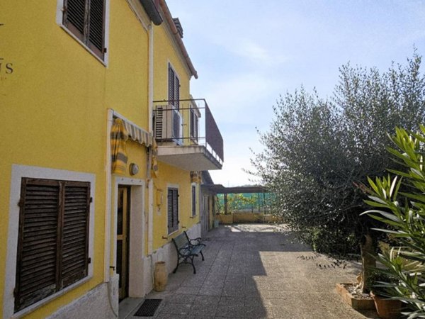 casa indipendente in vendita a Fano in zona Carrara