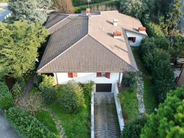 casa indipendente in vendita a Fano in zona Centinarola