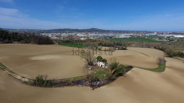 casa indipendente in vendita a Fano in zona Caminate
