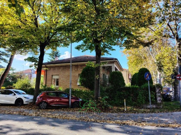 casa indipendente in vendita a Fano