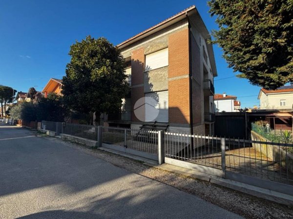 casa indipendente in vendita a Fano