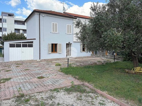 casa indipendente in vendita a Fano