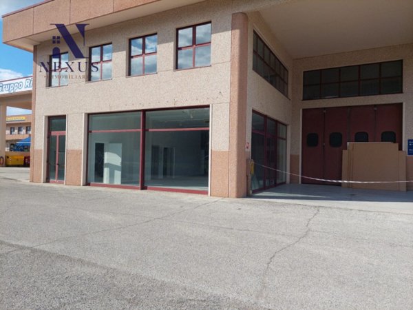 locale di sgombero in vendita a Fano in zona Rosciano
