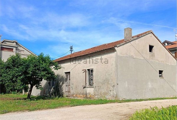 casale in vendita a Fano