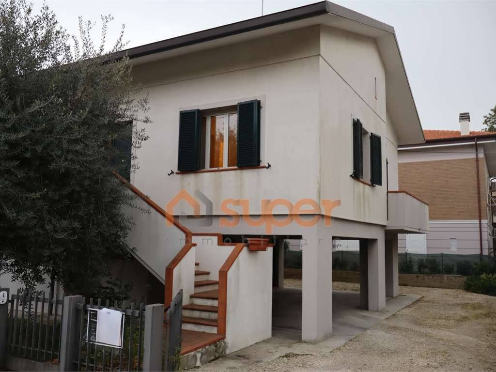 casa indipendente in vendita a Fano