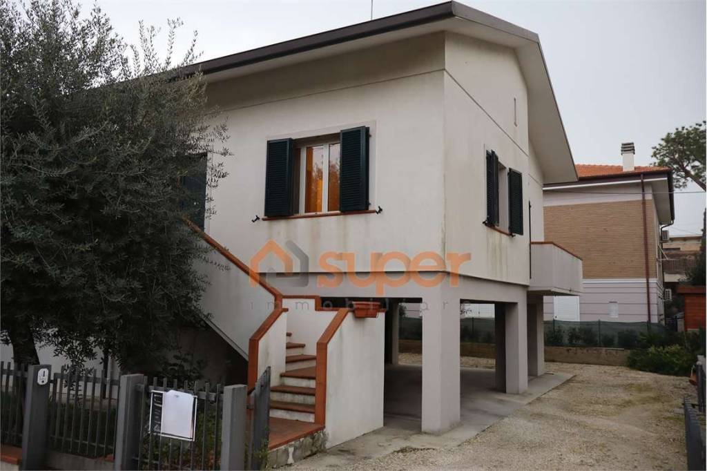 casa indipendente in vendita a Fano
