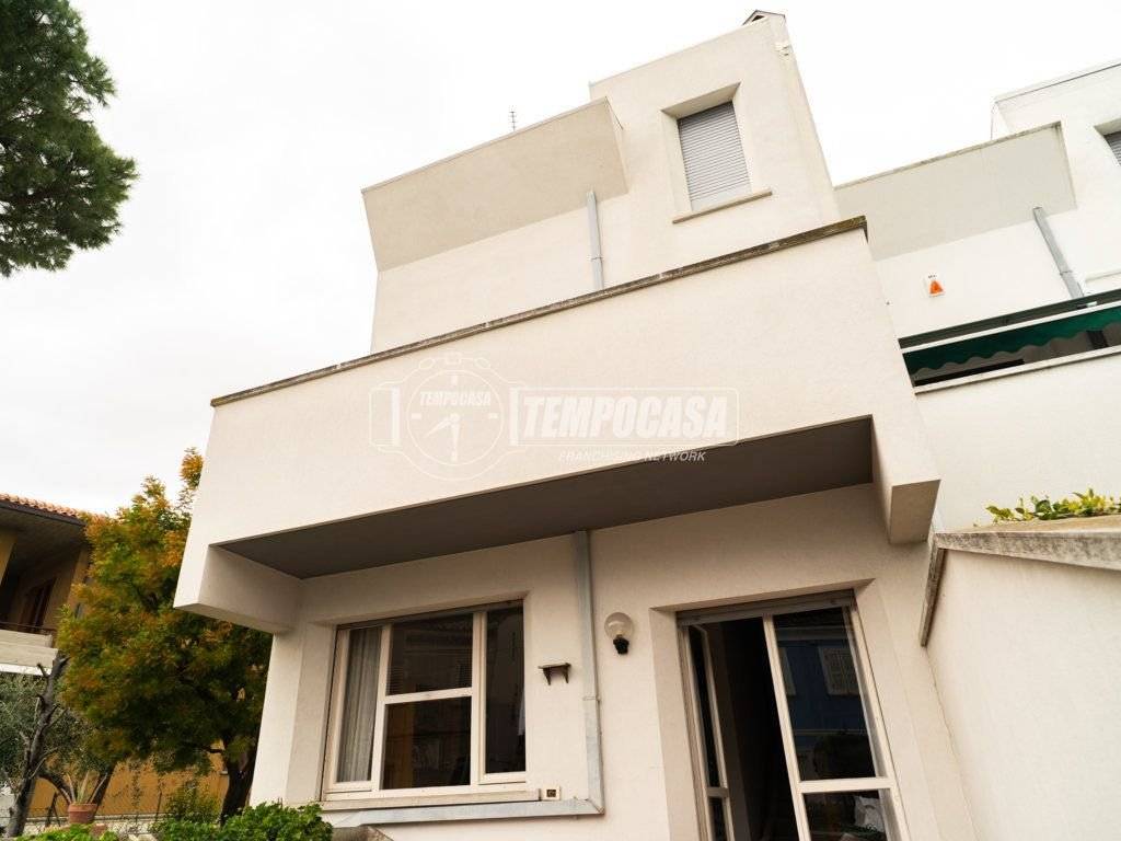 casa indipendente in vendita a Fano
