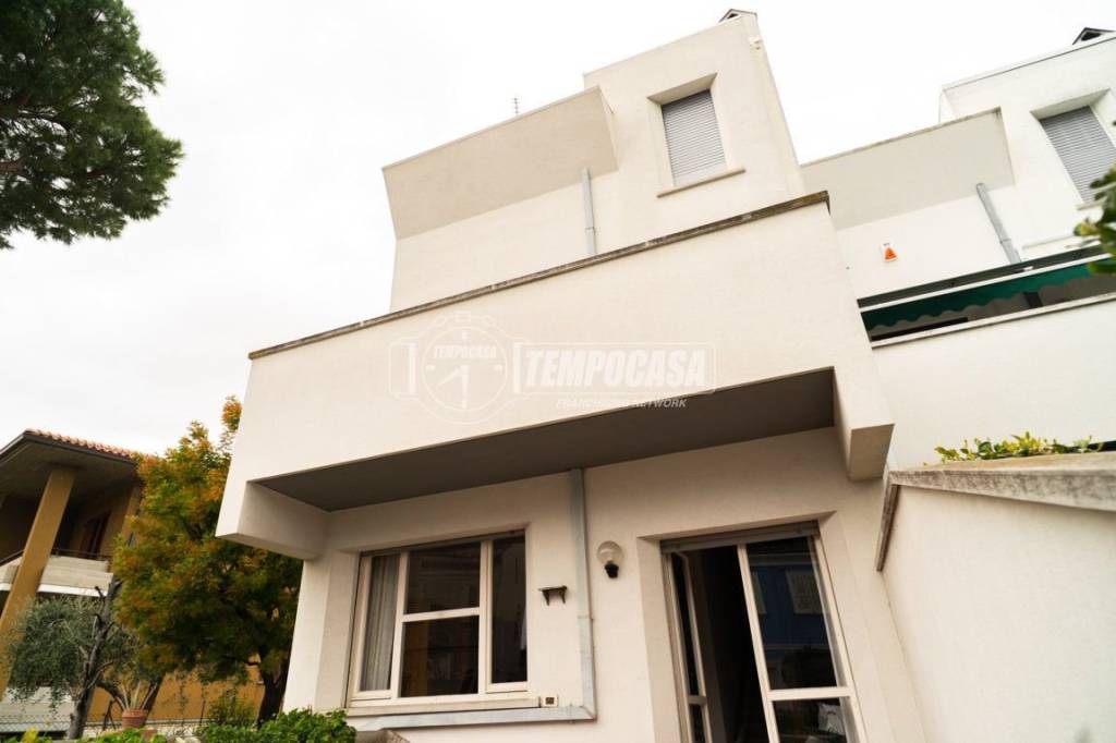 casa indipendente in vendita a Fano