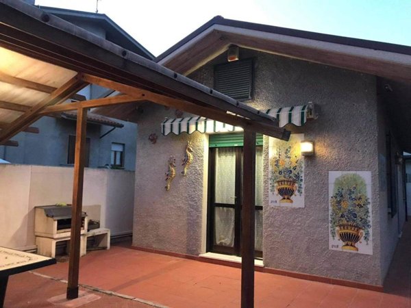 casa indipendente in vendita a Fano