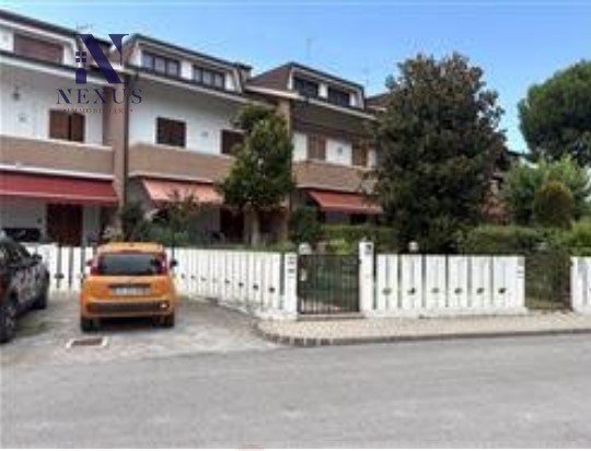 casa indipendente in vendita a Fano