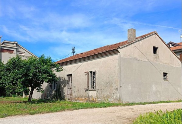 casa indipendente in vendita a Fano