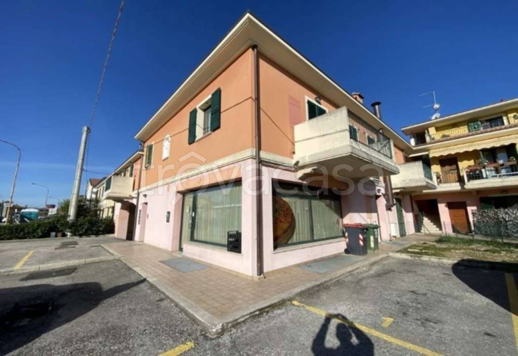negozio in vendita a Fano in zona Cuccurano
