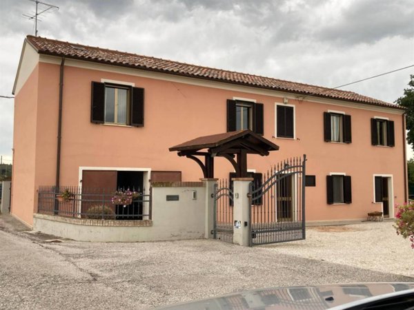 casa indipendente in vendita a Fano in zona Carrara