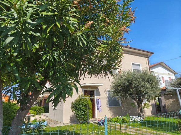 casa indipendente in vendita a Fano in zona Torrette