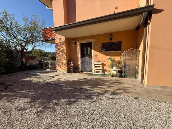 casa indipendente in vendita a Fano in zona Carrara