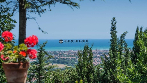 casa indipendente in vendita a Fano