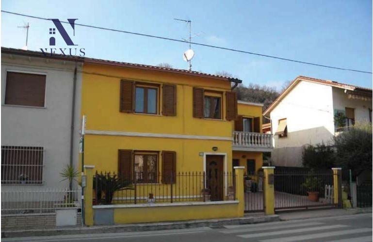 casa indipendente in vendita a Fano in zona Cuccurano
