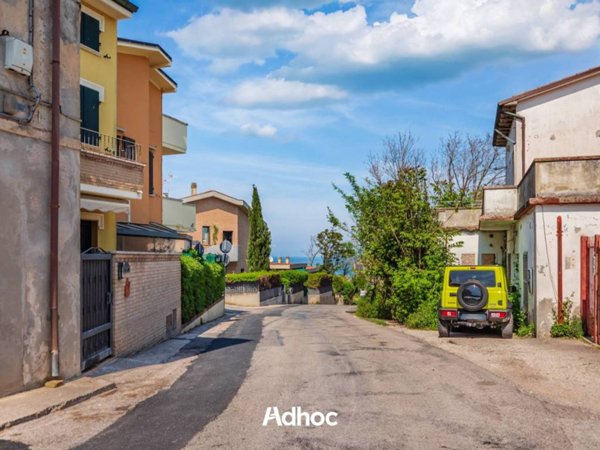 casa indipendente in vendita a Fano in zona Roncosambaccio