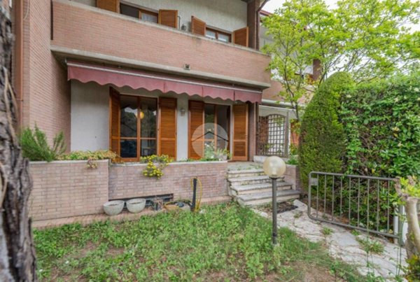 casa indipendente in vendita a Fano