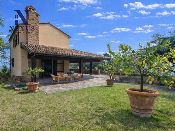 casa indipendente in vendita a Fano