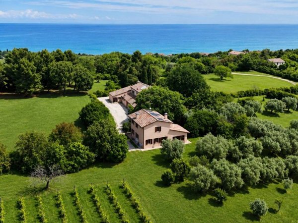 casa indipendente in vendita a Fano in zona Roncosambaccio