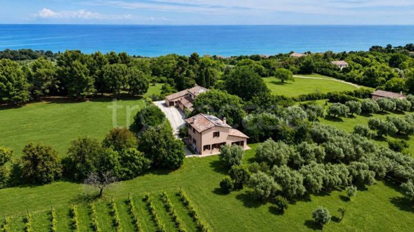 casa indipendente in vendita a Fano