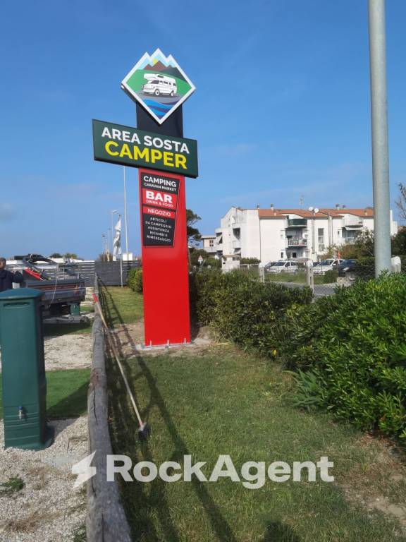 negozio in vendita a Fano in zona Tombaccia