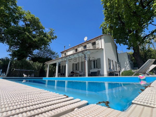 casa indipendente in vendita a Fano