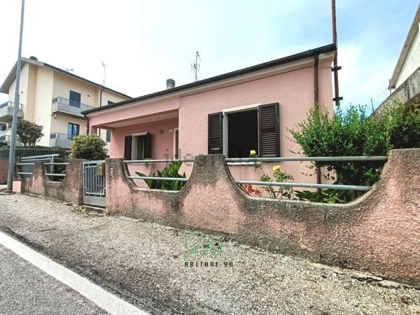 casa indipendente in vendita a Fano in zona Caminate