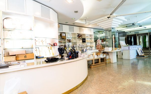 locale commerciale in vendita a Fano