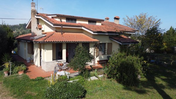 casa indipendente in vendita a Fano in zona Rosciano