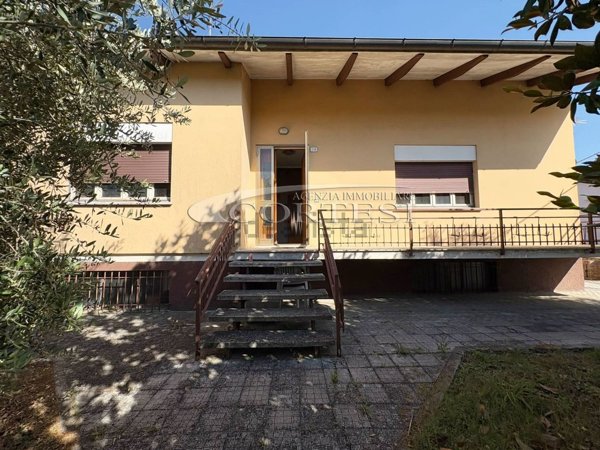 casa indipendente in vendita a Fano in zona Carrara
