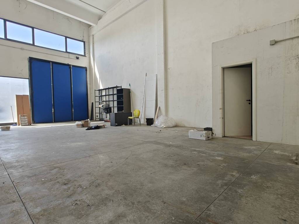 locale commerciale in vendita a Fano in zona Torrette