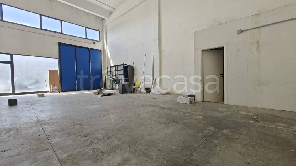 locale commerciale in vendita a Fano