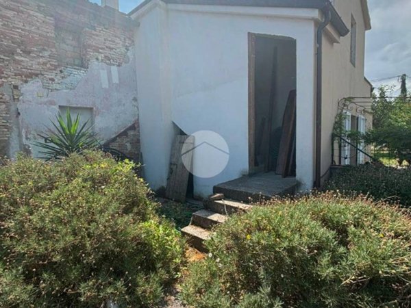 casa indipendente in vendita a Fano in zona Fenile