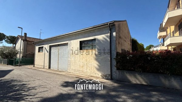 locale di sgombero in vendita a Fano in zona Cuccurano