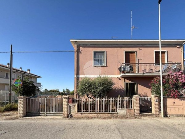 casa indipendente in vendita a Fano