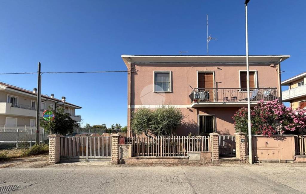 casa indipendente in vendita a Fano