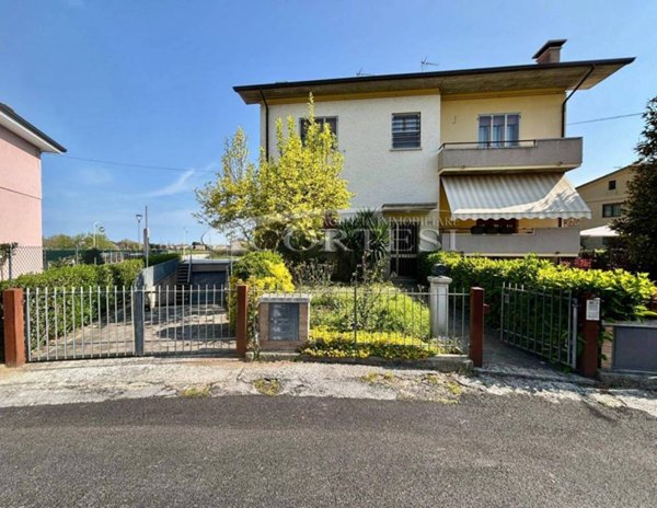 casa indipendente in vendita a Fano in zona Rosciano