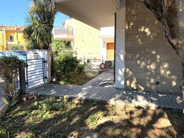 casa indipendente in vendita a Fano in zona Carrara