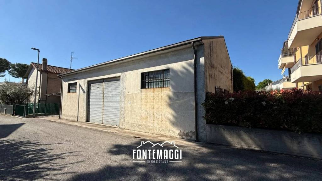 locale commerciale in vendita a Fano in zona Cuccurano