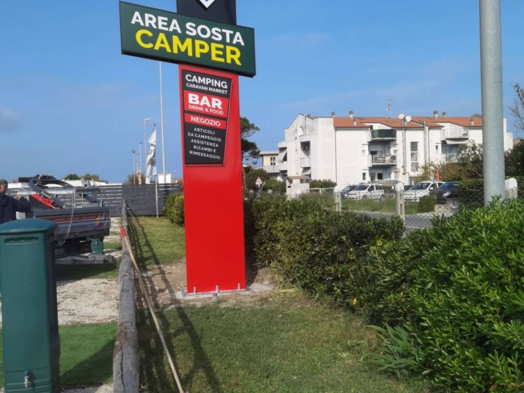 negozio in vendita a Fano in zona Tombaccia