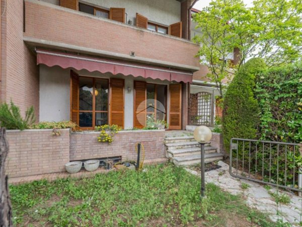 casa indipendente in vendita a Fano
