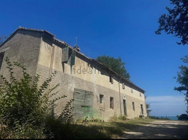 casale in vendita a Fano in zona Roncosambaccio