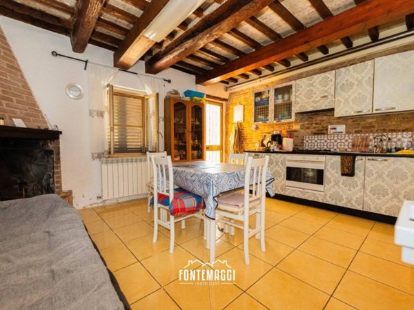 casa indipendente in vendita a Fano in zona Carrara