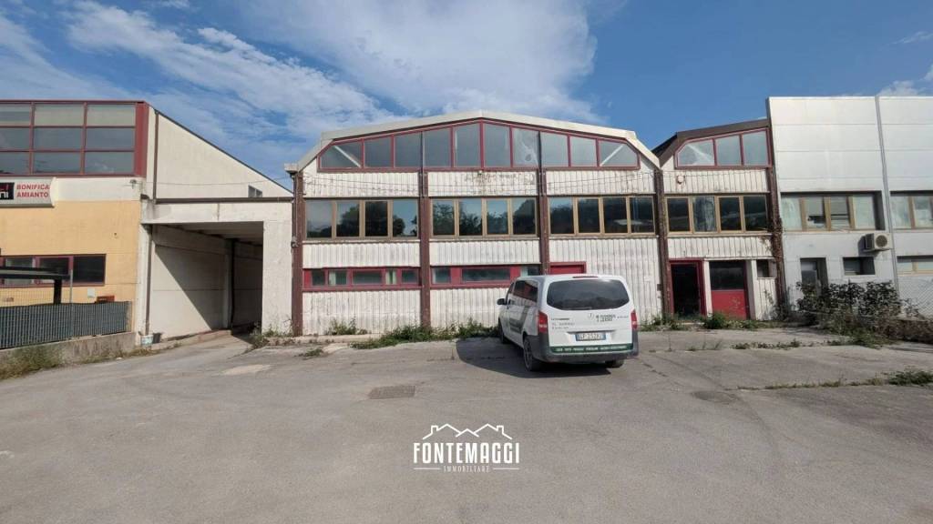 locale commerciale in vendita a Fano in zona Rosciano