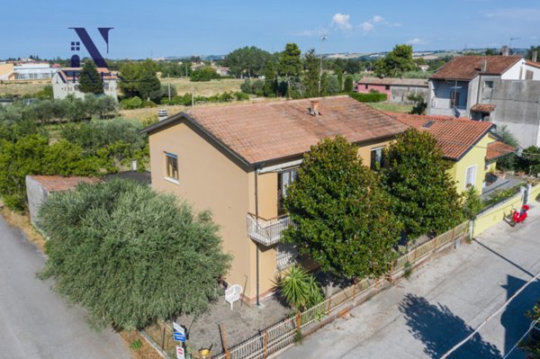 casa indipendente in vendita a Fano in zona Cuccurano