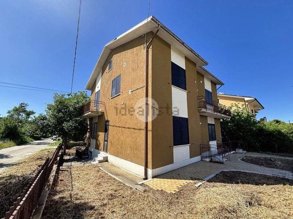 casa indipendente in vendita a Fano in zona Centinarola