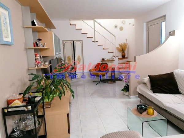 casa indipendente in vendita a Fano in zona Centinarola
